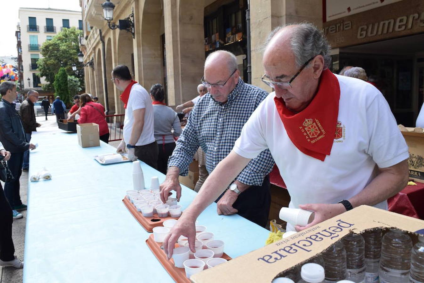 El Hogar Navarro ha sido el encargado de organizar el tradicional reparto del bocadillo de chistorra maridado con queso del roncal en Portales 23. El acto se ha enmarcado dentro de las actividades de las Casas Regionales. 