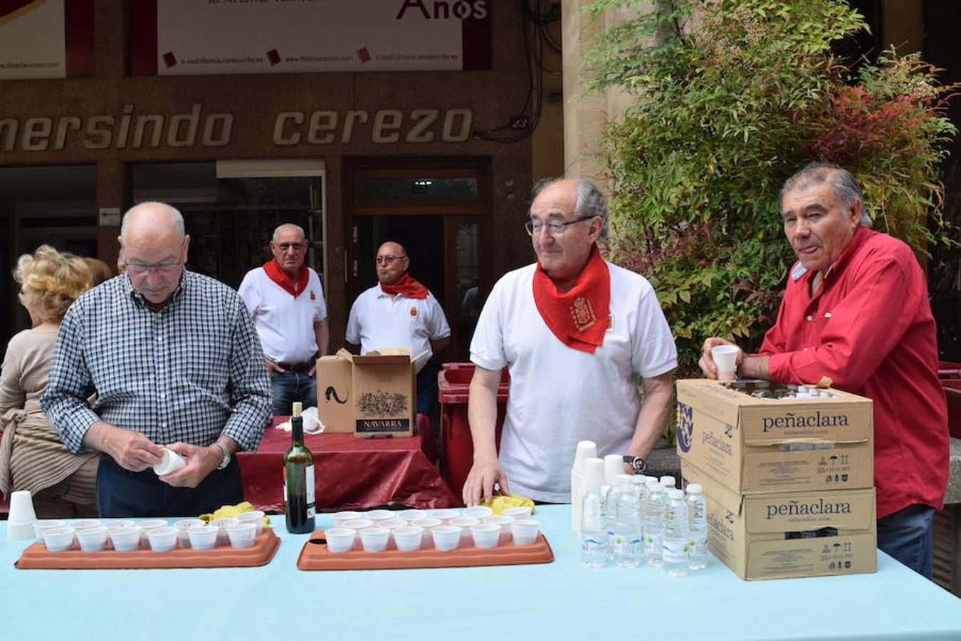 El Hogar Navarro ha sido el encargado de organizar el tradicional reparto del bocadillo de chistorra maridado con queso del roncal en Portales 23. El acto se ha enmarcado dentro de las actividades de las Casas Regionales. 