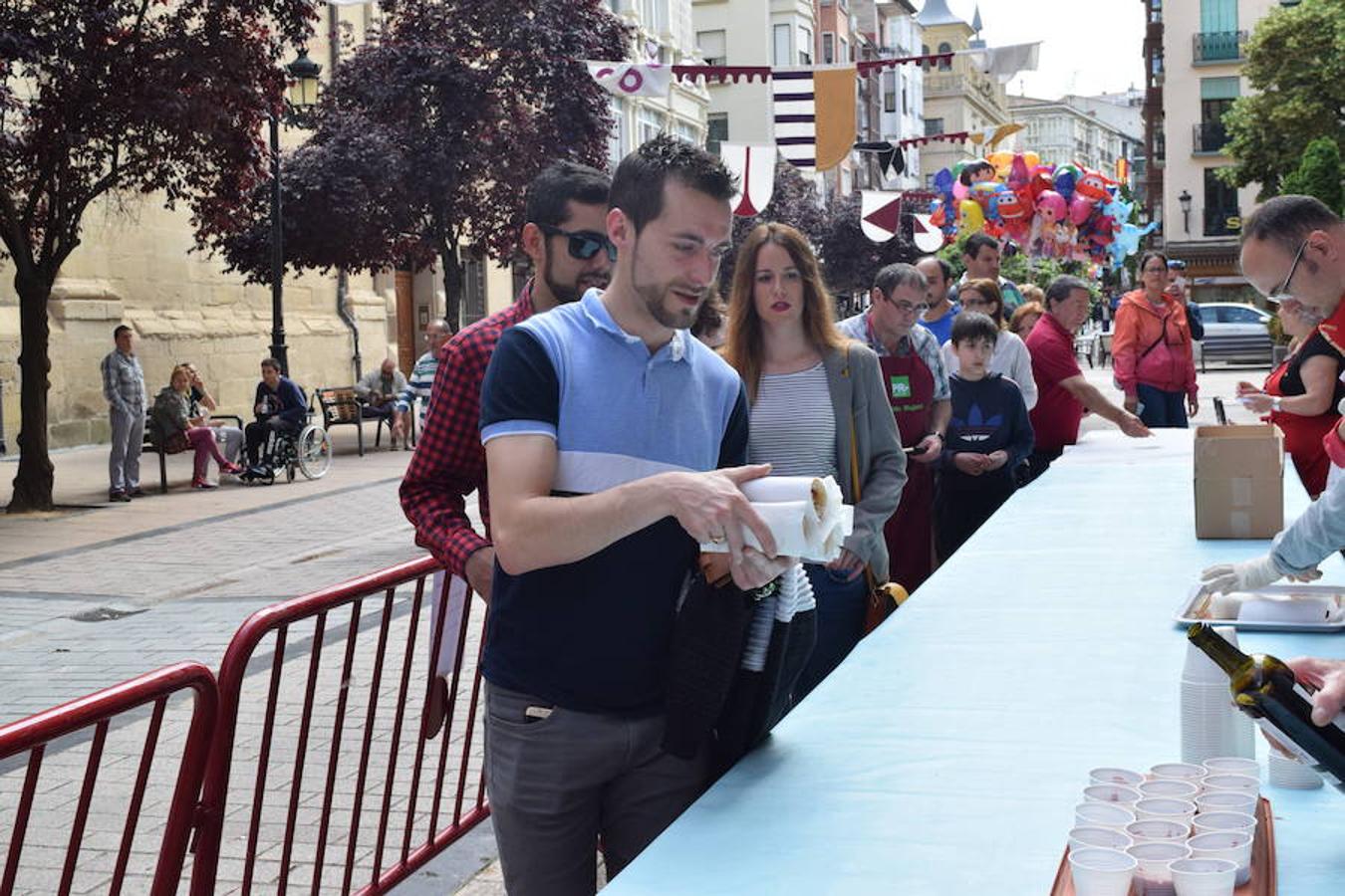 El Hogar Navarro ha sido el encargado de organizar el tradicional reparto del bocadillo de chistorra maridado con queso del roncal en Portales 23. El acto se ha enmarcado dentro de las actividades de las Casas Regionales. 