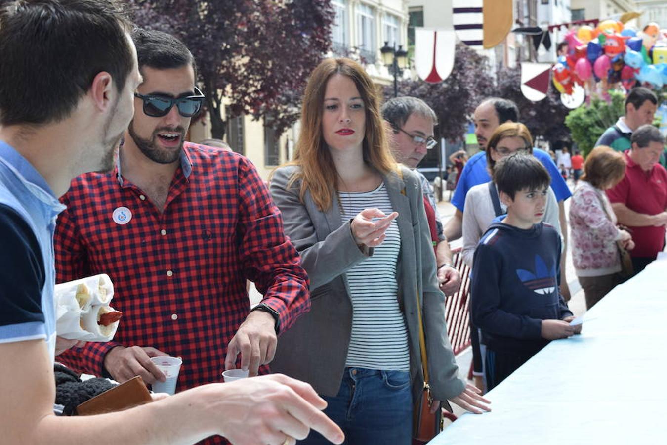 El Hogar Navarro ha sido el encargado de organizar el tradicional reparto del bocadillo de chistorra maridado con queso del roncal en Portales 23. El acto se ha enmarcado dentro de las actividades de las Casas Regionales. 