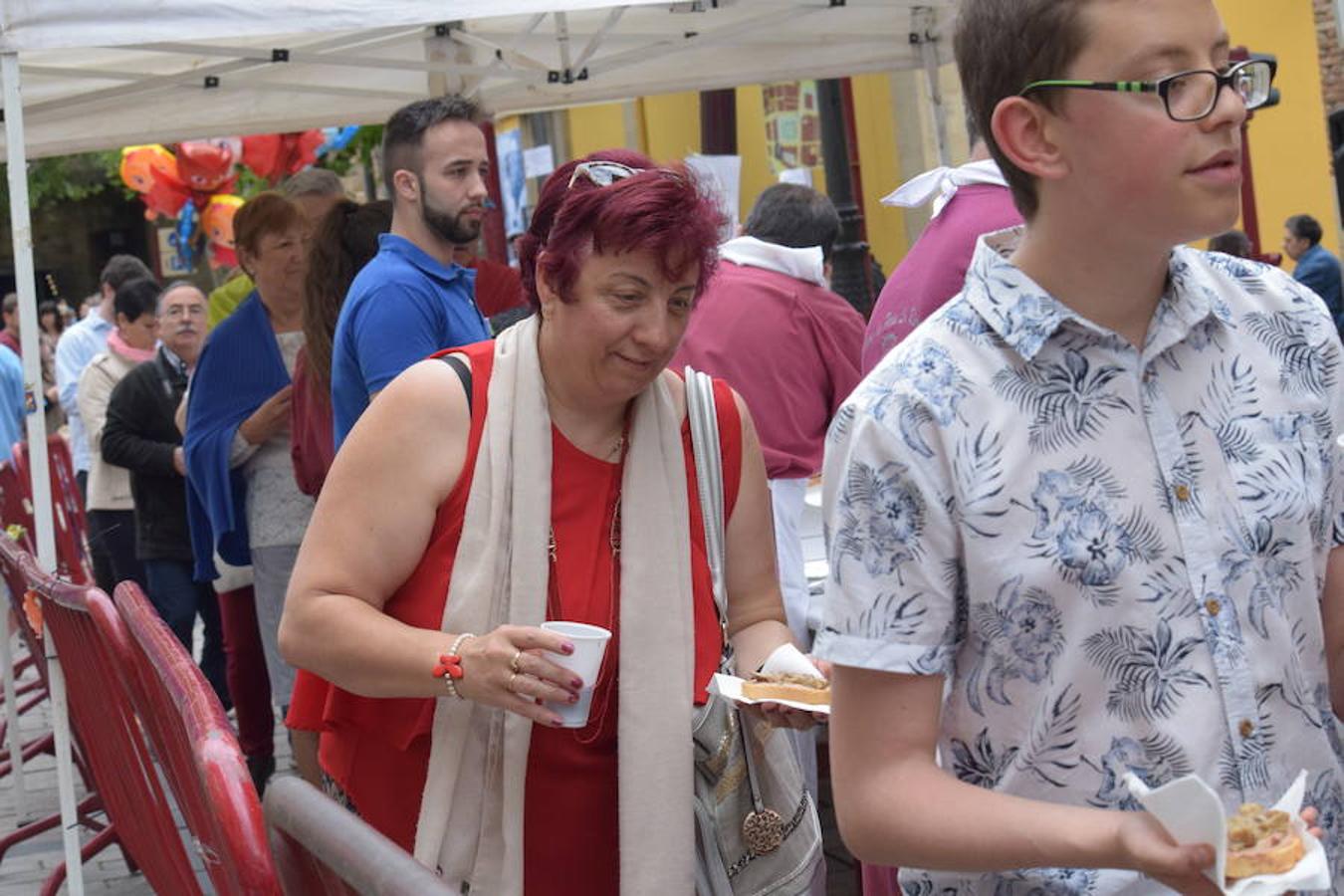 La Peña La Rioja ha organizado de buen amañana la degustación de tostas de paté con boletus en la Calle Once de Junio (junto a la Gota de Leche), en un acto coordinado con la Federación de Peñas de Logroño.