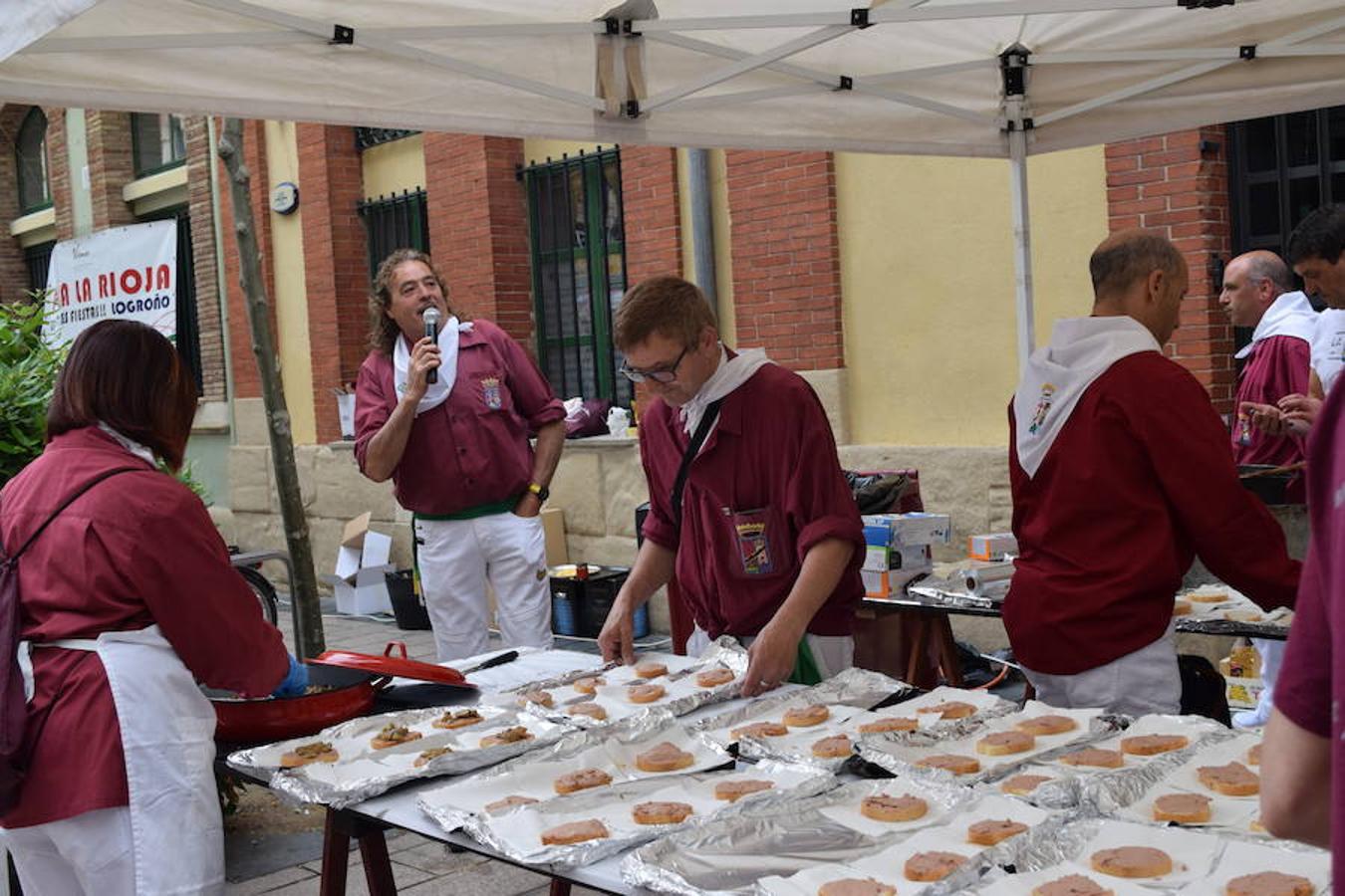 La Peña La Rioja ha organizado de buen amañana la degustación de tostas de paté con boletus en la Calle Once de Junio (junto a la Gota de Leche), en un acto coordinado con la Federación de Peñas de Logroño.