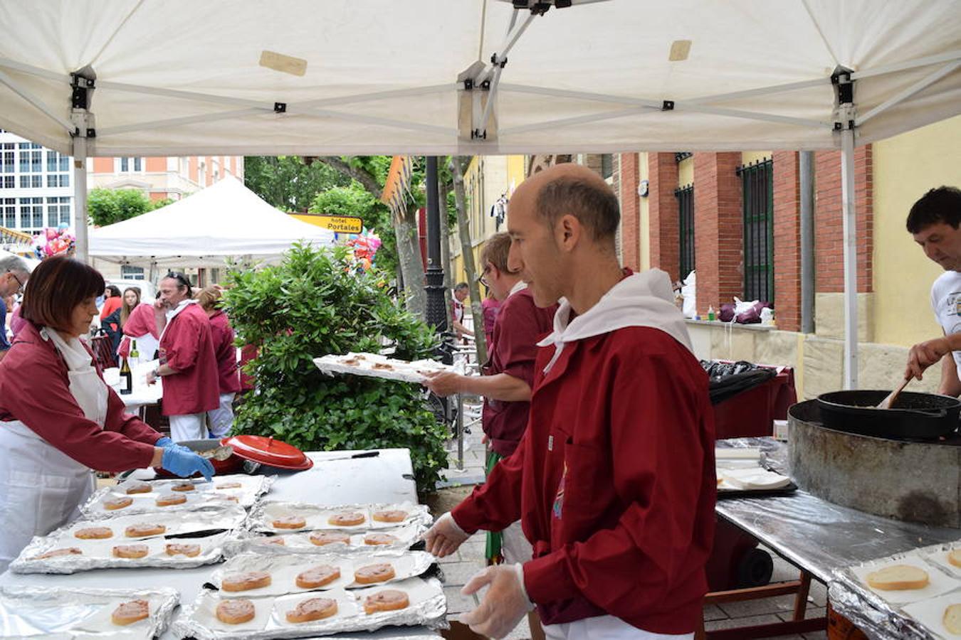 La Peña La Rioja ha organizado de buen amañana la degustación de tostas de paté con boletus en la Calle Once de Junio (junto a la Gota de Leche), en un acto coordinado con la Federación de Peñas de Logroño.