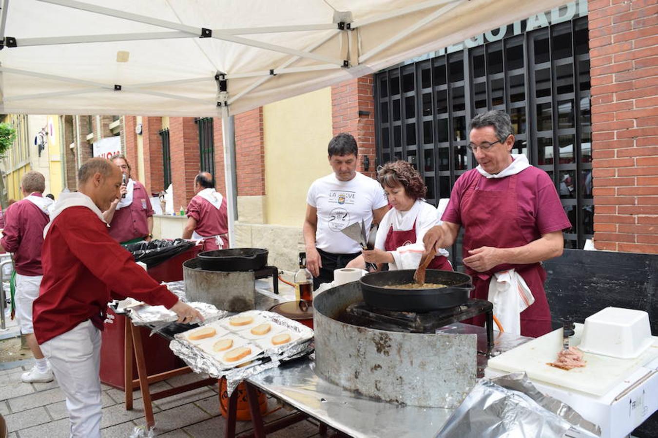 La Peña La Rioja ha organizado de buen amañana la degustación de tostas de paté con boletus en la Calle Once de Junio (junto a la Gota de Leche), en un acto coordinado con la Federación de Peñas de Logroño.