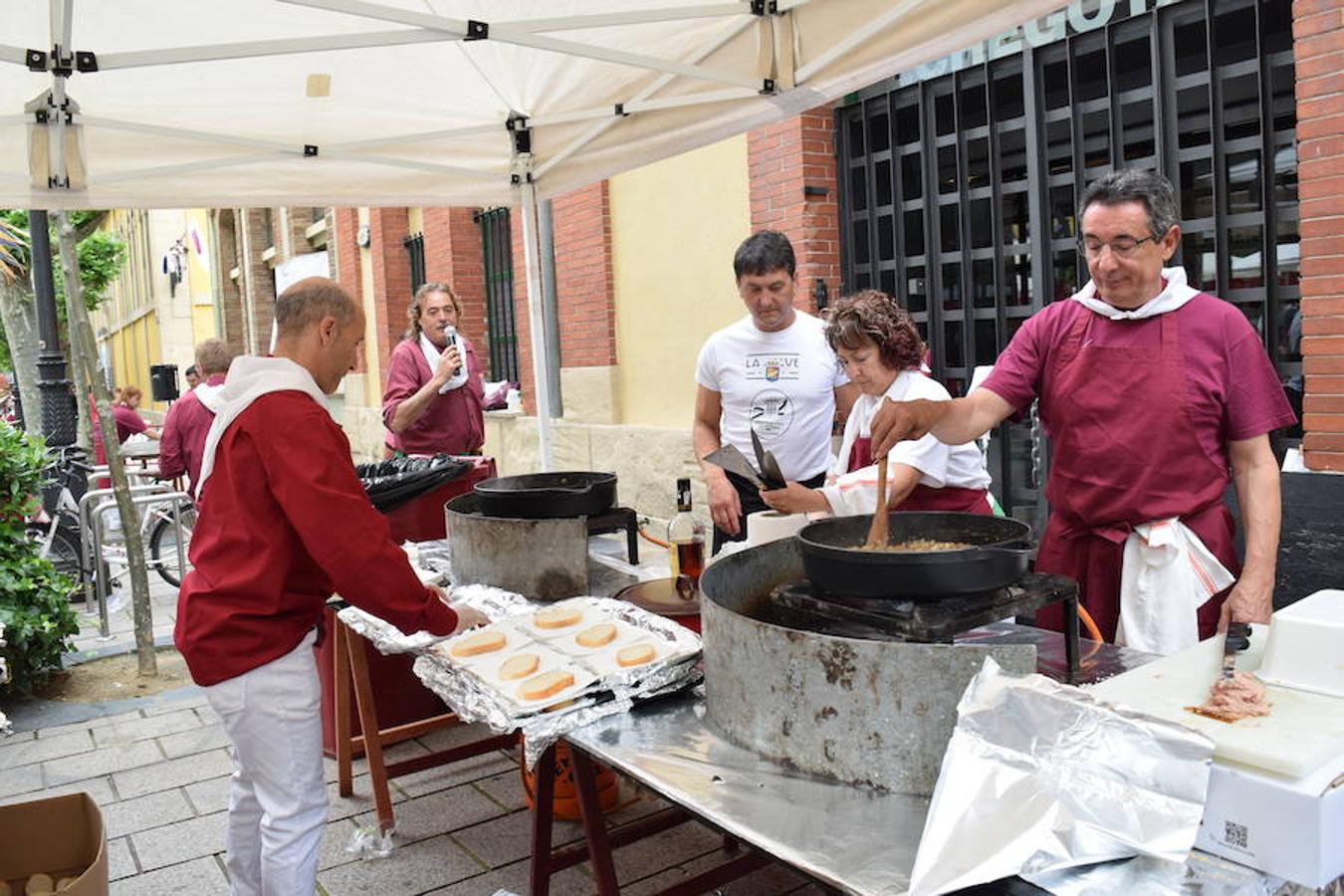 La Peña La Rioja ha organizado de buen amañana la degustación de tostas de paté con boletus en la Calle Once de Junio (junto a la Gota de Leche), en un acto coordinado con la Federación de Peñas de Logroño.