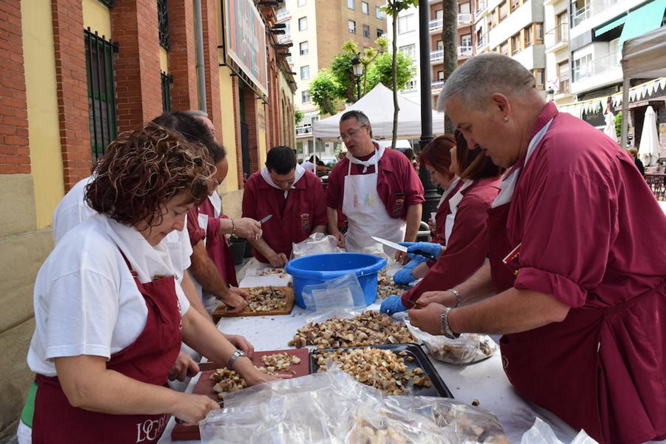 La Peña La Rioja ha organizado de buen amañana la degustación de tostas de paté con boletus en la Calle Once de Junio (junto a la Gota de Leche), en un acto coordinado con la Federación de Peñas de Logroño.