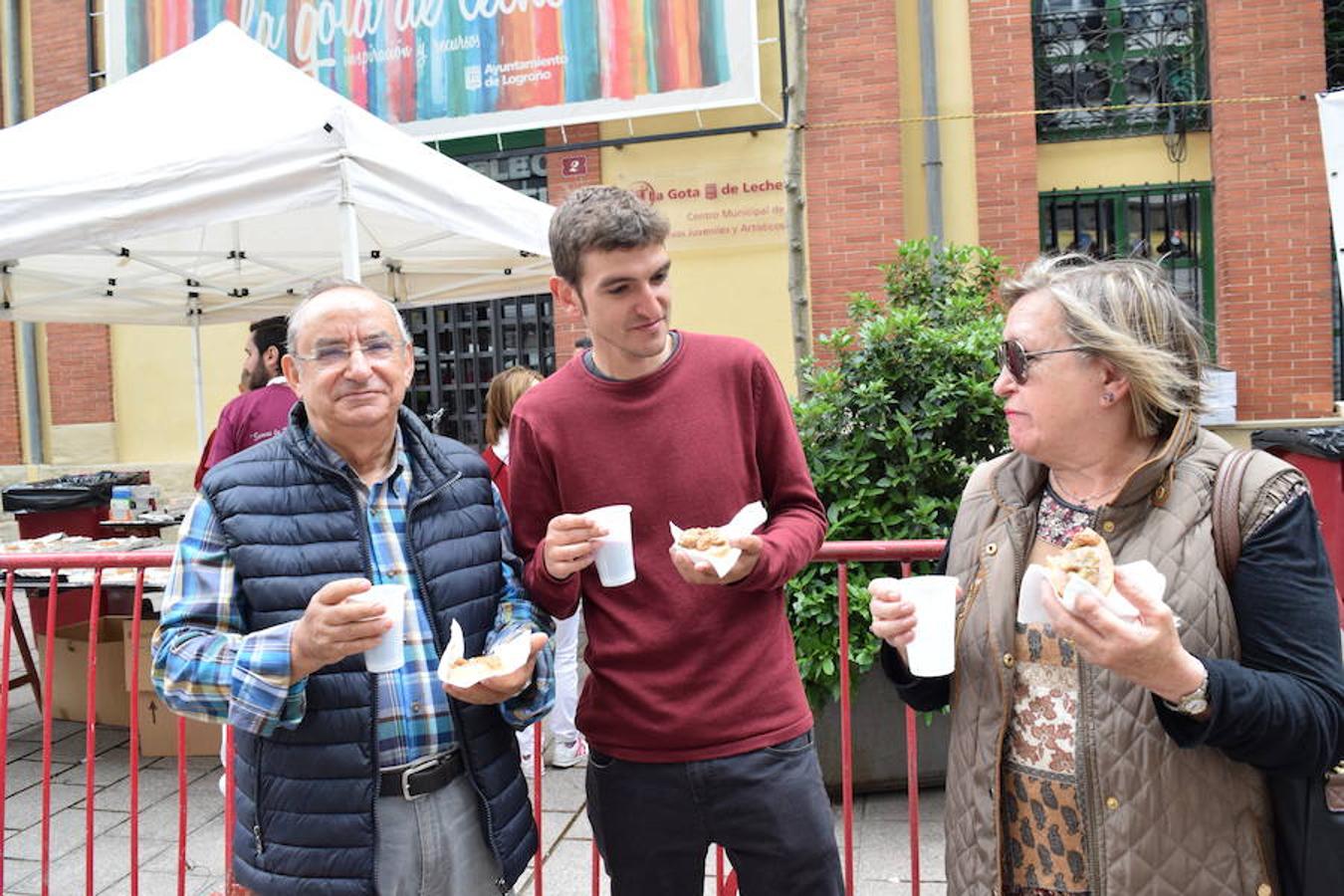 La Peña La Rioja ha organizado de buen amañana la degustación de tostas de paté con boletus en la Calle Once de Junio (junto a la Gota de Leche), en un acto coordinado con la Federación de Peñas de Logroño.