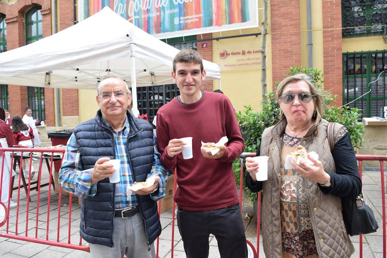 La Peña La Rioja ha organizado de buen amañana la degustación de tostas de paté con boletus en la Calle Once de Junio (junto a la Gota de Leche), en un acto coordinado con la Federación de Peñas de Logroño.