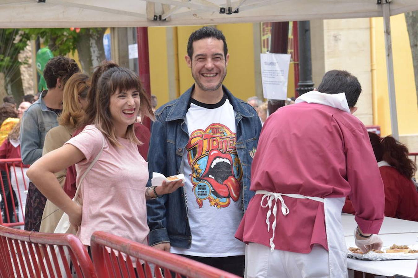 La Peña La Rioja ha organizado de buen amañana la degustación de tostas de paté con boletus en la Calle Once de Junio (junto a la Gota de Leche), en un acto coordinado con la Federación de Peñas de Logroño.