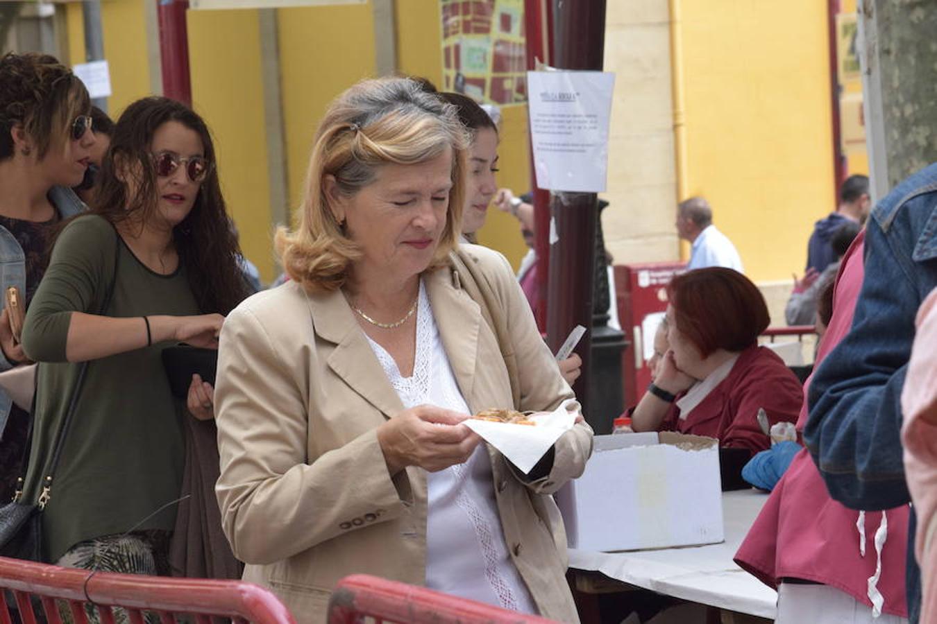 La Peña La Rioja ha organizado de buen amañana la degustación de tostas de paté con boletus en la Calle Once de Junio (junto a la Gota de Leche), en un acto coordinado con la Federación de Peñas de Logroño.