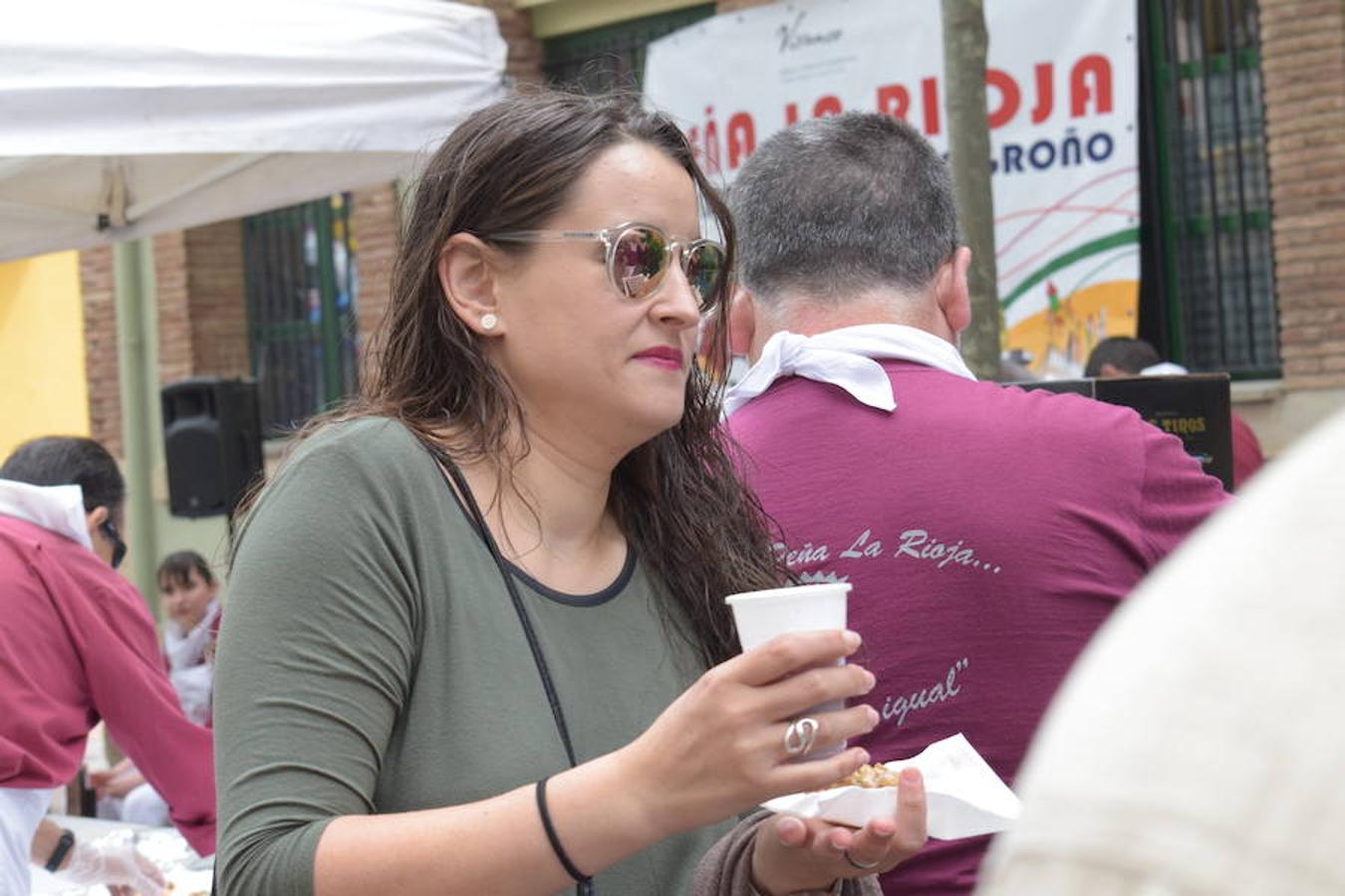 La Peña La Rioja ha organizado de buen amañana la degustación de tostas de paté con boletus en la Calle Once de Junio (junto a la Gota de Leche), en un acto coordinado con la Federación de Peñas de Logroño.