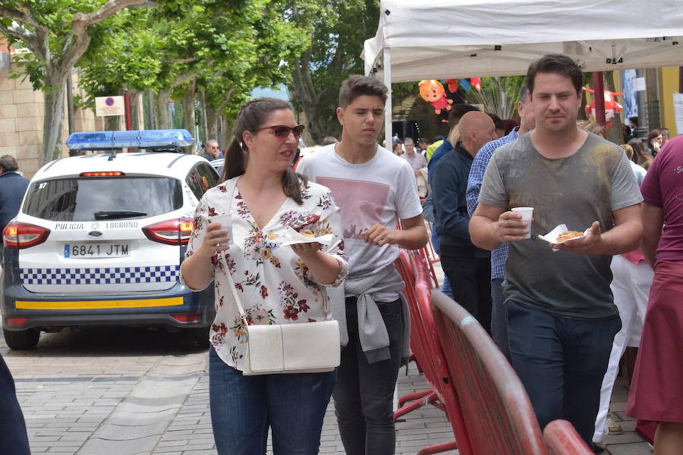 La Peña La Rioja ha organizado de buen amañana la degustación de tostas de paté con boletus en la Calle Once de Junio (junto a la Gota de Leche), en un acto coordinado con la Federación de Peñas de Logroño.