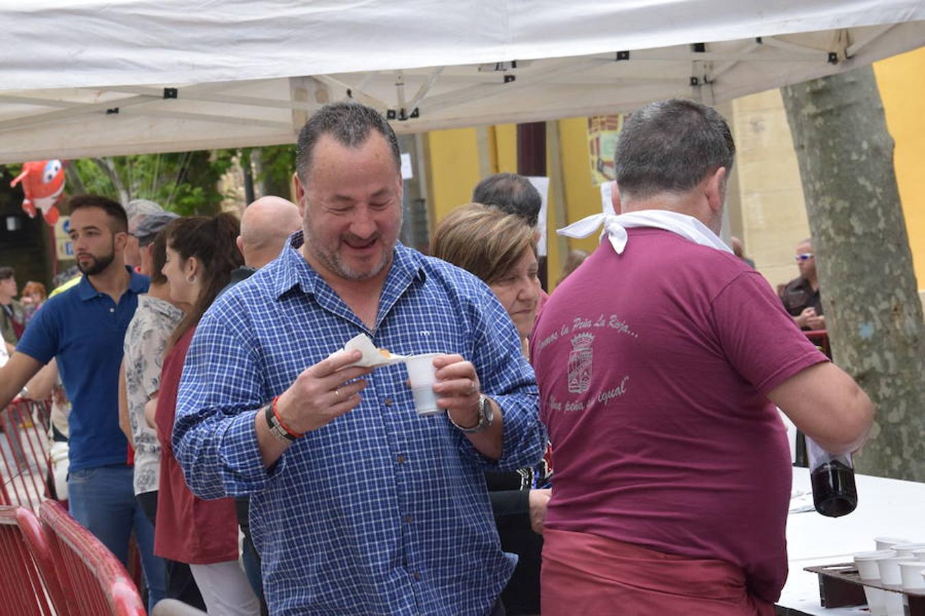 La Peña La Rioja ha organizado de buen amañana la degustación de tostas de paté con boletus en la Calle Once de Junio (junto a la Gota de Leche), en un acto coordinado con la Federación de Peñas de Logroño.