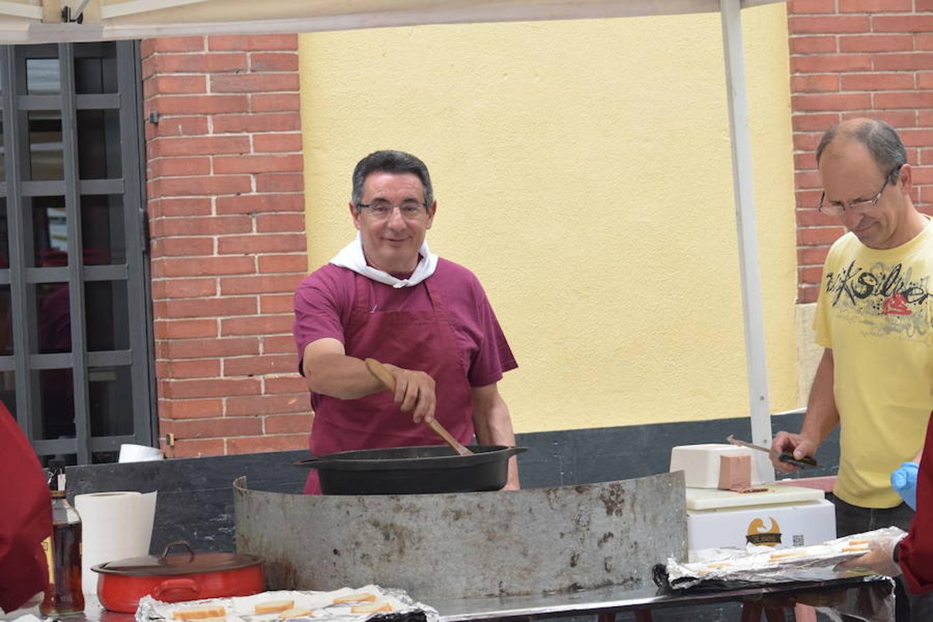 La Peña La Rioja ha organizado de buen amañana la degustación de tostas de paté con boletus en la Calle Once de Junio (junto a la Gota de Leche), en un acto coordinado con la Federación de Peñas de Logroño.