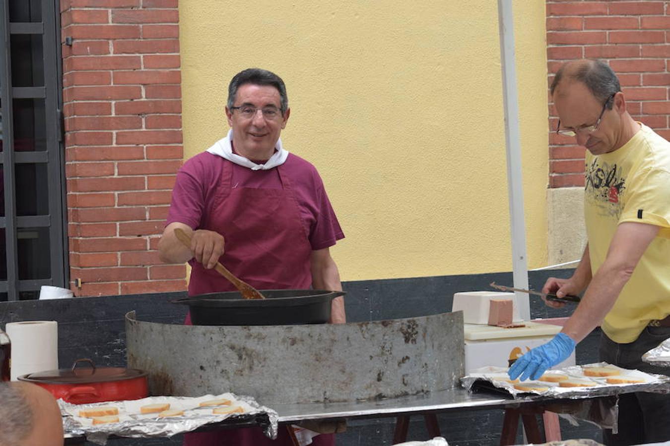 La Peña La Rioja ha organizado de buen amañana la degustación de tostas de paté con boletus en la Calle Once de Junio (junto a la Gota de Leche), en un acto coordinado con la Federación de Peñas de Logroño.