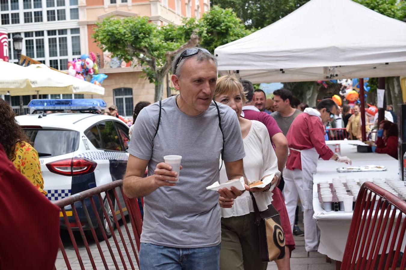 La Peña La Rioja ha organizado de buen amañana la degustación de tostas de paté con boletus en la Calle Once de Junio (junto a la Gota de Leche), en un acto coordinado con la Federación de Peñas de Logroño.