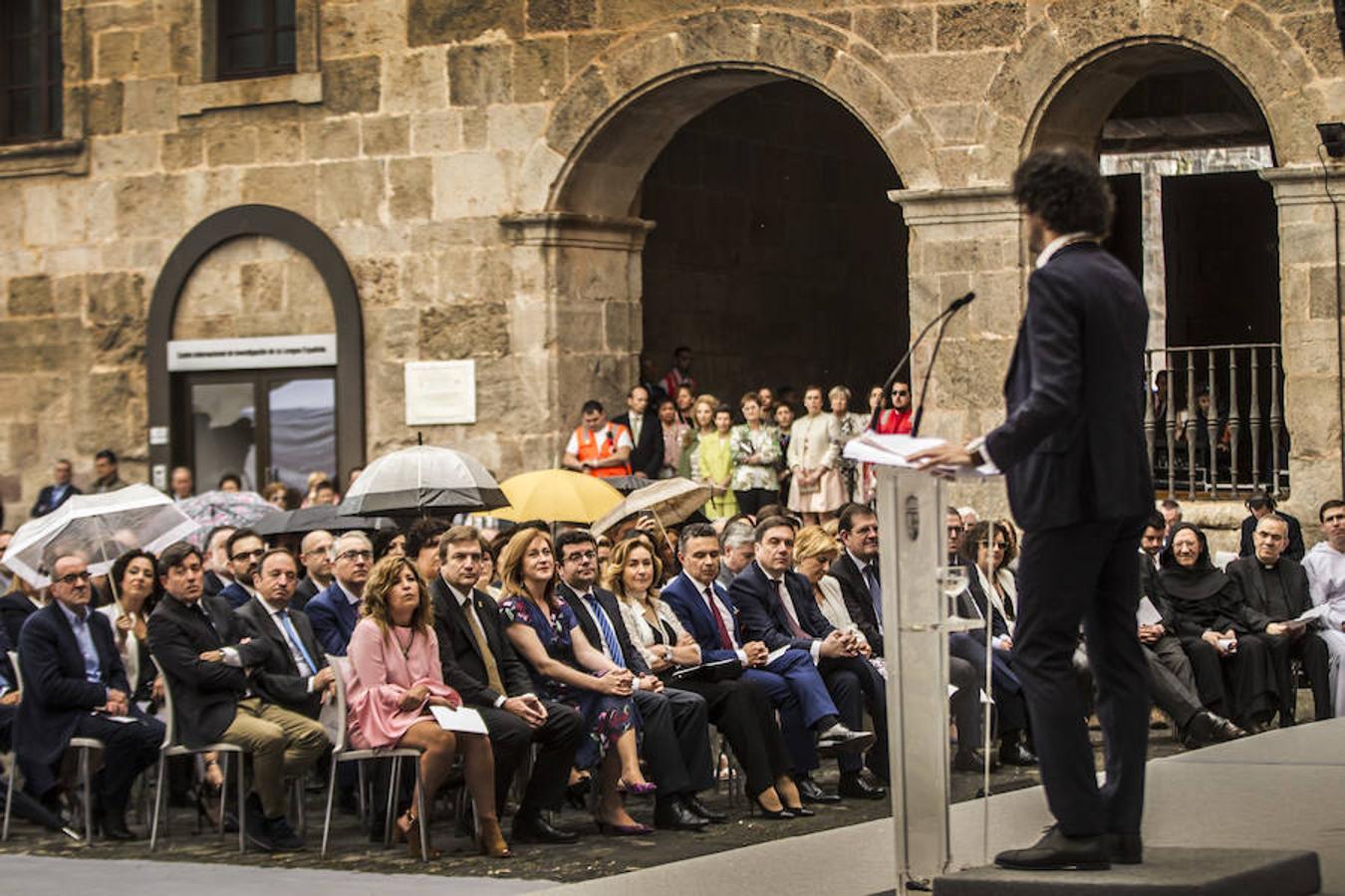 Acto de entrega de la Medalla de La Rioja a la Fundación Pioneros y a la Asociación de Amigos de las Crónicas Najerenses y distinciones para Pablo Sáinz Villegas como Riojano Ilustre y a Alberto Corazón como Riojano de Honor en el acto institucional del Día de La Rioja, que se ha celebrado en el Monasterio de Yusor, en un acto presentado por la periodista Graciela Martínez.