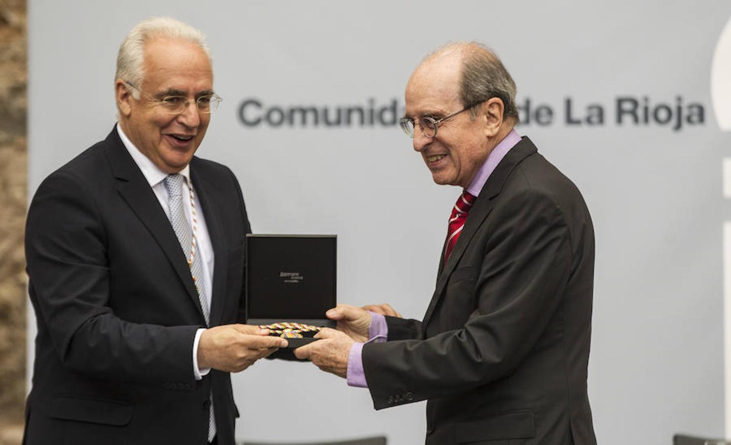 Acto de entrega de la Medalla de La Rioja a la Fundación Pioneros y a la Asociación de Amigos de las Crónicas Najerenses y distinciones para Pablo Sáinz Villegas como Riojano Ilustre y a Alberto Corazón como Riojano de Honor en el acto institucional del Día de La Rioja, que se ha celebrado en el Monasterio de Yusor, en un acto presentado por la periodista Graciela Martínez.