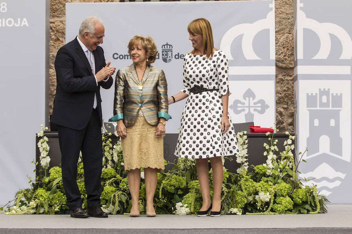 Acto de entrega de la Medalla de La Rioja a la Fundación Pioneros y a la Asociación de Amigos de las Crónicas Najerenses y distinciones para Pablo Sáinz Villegas como Riojano Ilustre y a Alberto Corazón como Riojano de Honor en el acto institucional del Día de La Rioja, que se ha celebrado en el Monasterio de Yusor, en un acto presentado por la periodista Graciela Martínez.