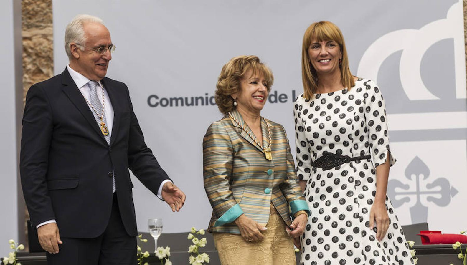 Acto de entrega de la Medalla de La Rioja a la Fundación Pioneros y a la Asociación de Amigos de las Crónicas Najerenses y distinciones para Pablo Sáinz Villegas como Riojano Ilustre y a Alberto Corazón como Riojano de Honor en el acto institucional del Día de La Rioja, que se ha celebrado en el Monasterio de Yusor, en un acto presentado por la periodista Graciela Martínez.