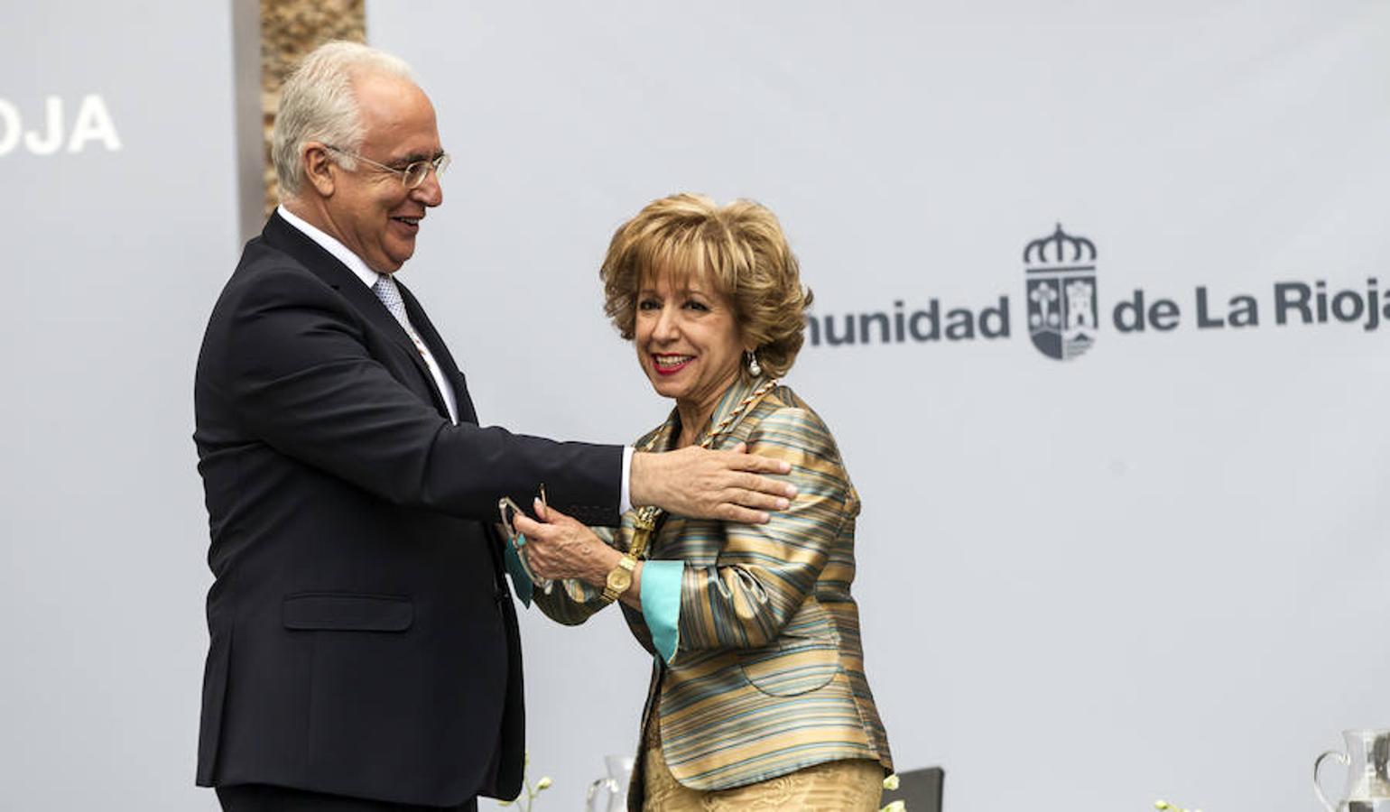 Acto de entrega de la Medalla de La Rioja a la Fundación Pioneros y a la Asociación de Amigos de las Crónicas Najerenses y distinciones para Pablo Sáinz Villegas como Riojano Ilustre y a Alberto Corazón como Riojano de Honor en el acto institucional del Día de La Rioja, que se ha celebrado en el Monasterio de Yusor, en un acto presentado por la periodista Graciela Martínez.