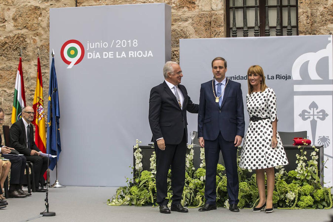 Acto de entrega de la Medalla de La Rioja a la Fundación Pioneros y a la Asociación de Amigos de las Crónicas Najerenses y distinciones para Pablo Sáinz Villegas como Riojano Ilustre y a Alberto Corazón como Riojano de Honor en el acto institucional del Día de La Rioja, que se ha celebrado en el Monasterio de Yusor, en un acto presentado por la periodista Graciela Martínez.