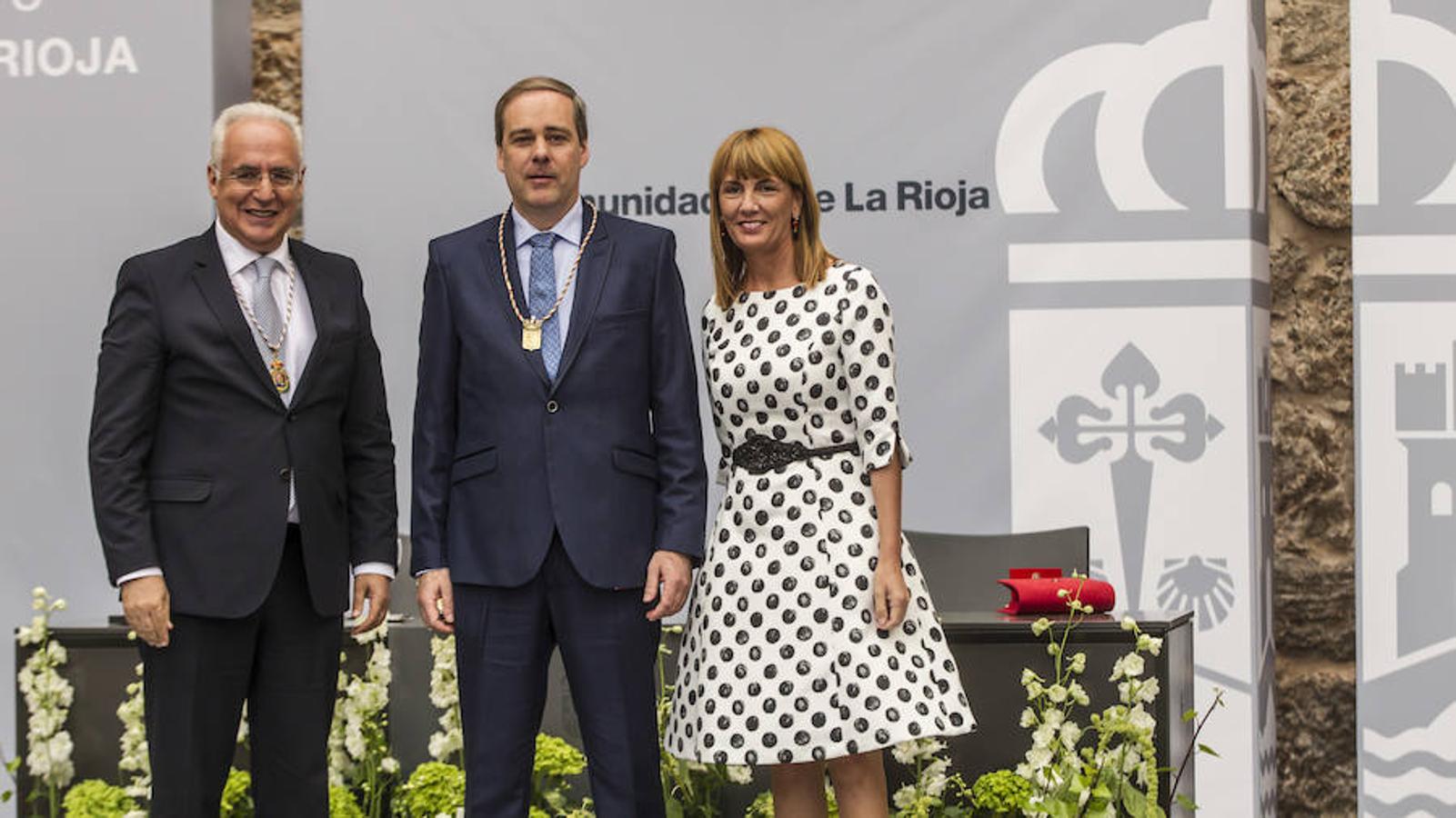 Acto de entrega de la Medalla de La Rioja a la Fundación Pioneros y a la Asociación de Amigos de las Crónicas Najerenses y distinciones para Pablo Sáinz Villegas como Riojano Ilustre y a Alberto Corazón como Riojano de Honor en el acto institucional del Día de La Rioja, que se ha celebrado en el Monasterio de Yusor, en un acto presentado por la periodista Graciela Martínez.