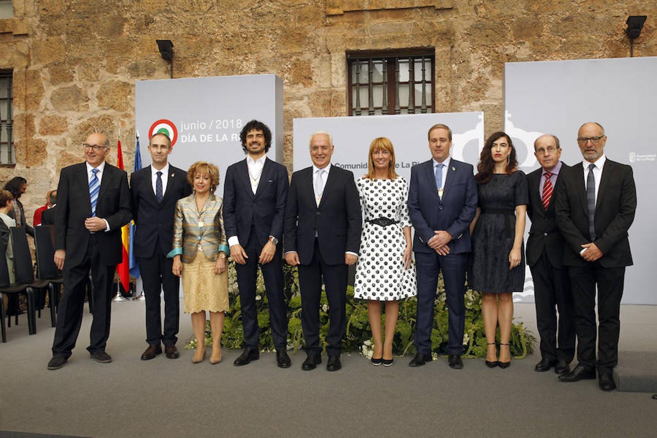 Acto de entrega de la Medalla de La Rioja a la Fundación Pioneros y a la Asociación de Amigos de las Crónicas Najerenses y distinciones para Pablo Sáinz Villegas como Riojano Ilustre y a Alberto Corazón como Riojano de Honor en el acto institucional del Día de La Rioja, que se ha celebrado en el Monasterio de Yusor, en un acto presentado por la periodista Graciela Martínez.