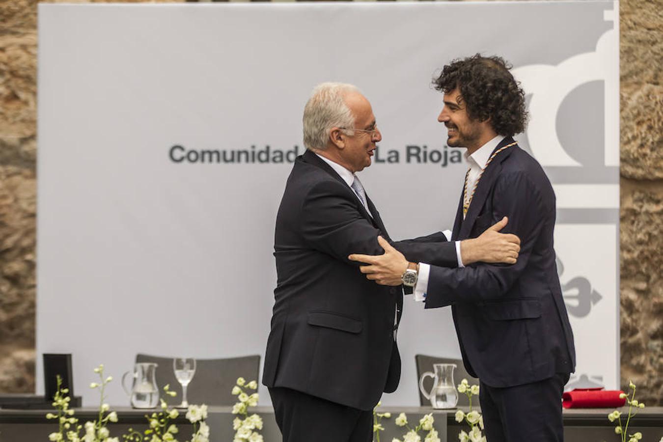 Acto de entrega de la Medalla de La Rioja a la Fundación Pioneros y a la Asociación de Amigos de las Crónicas Najerenses y distinciones para Pablo Sáinz Villegas como Riojano Ilustre y a Alberto Corazón como Riojano de Honor en el acto institucional del Día de La Rioja, que se ha celebrado en el Monasterio de Yusor, en un acto presentado por la periodista Graciela Martínez.