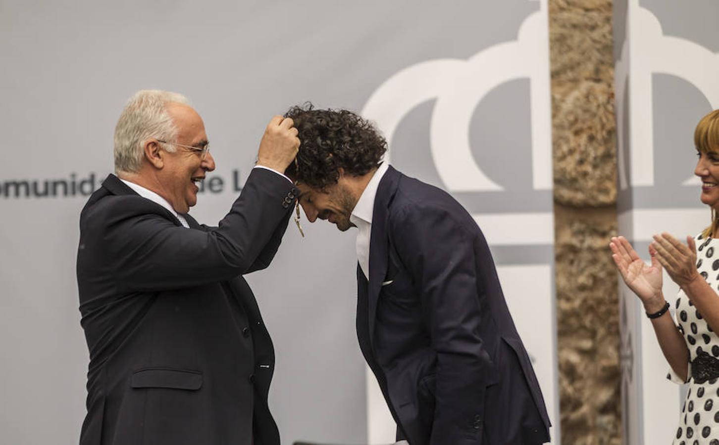 Acto de entrega de la Medalla de La Rioja a la Fundación Pioneros y a la Asociación de Amigos de las Crónicas Najerenses y distinciones para Pablo Sáinz Villegas como Riojano Ilustre y a Alberto Corazón como Riojano de Honor en el acto institucional del Día de La Rioja, que se ha celebrado en el Monasterio de Yusor, en un acto presentado por la periodista Graciela Martínez.