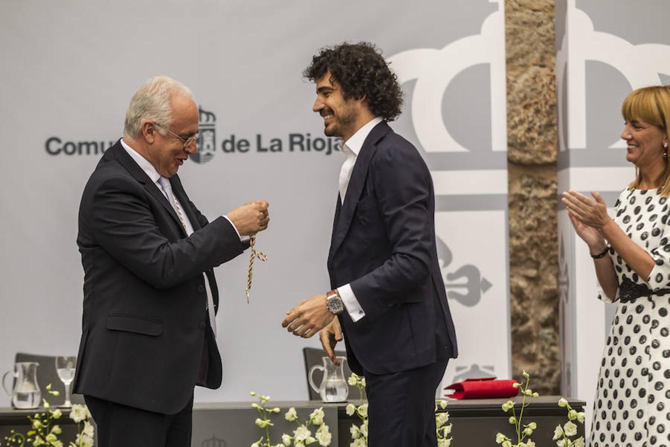 Acto de entrega de la Medalla de La Rioja a la Fundación Pioneros y a la Asociación de Amigos de las Crónicas Najerenses y distinciones para Pablo Sáinz Villegas como Riojano Ilustre y a Alberto Corazón como Riojano de Honor en el acto institucional del Día de La Rioja, que se ha celebrado en el Monasterio de Yusor, en un acto presentado por la periodista Graciela Martínez.