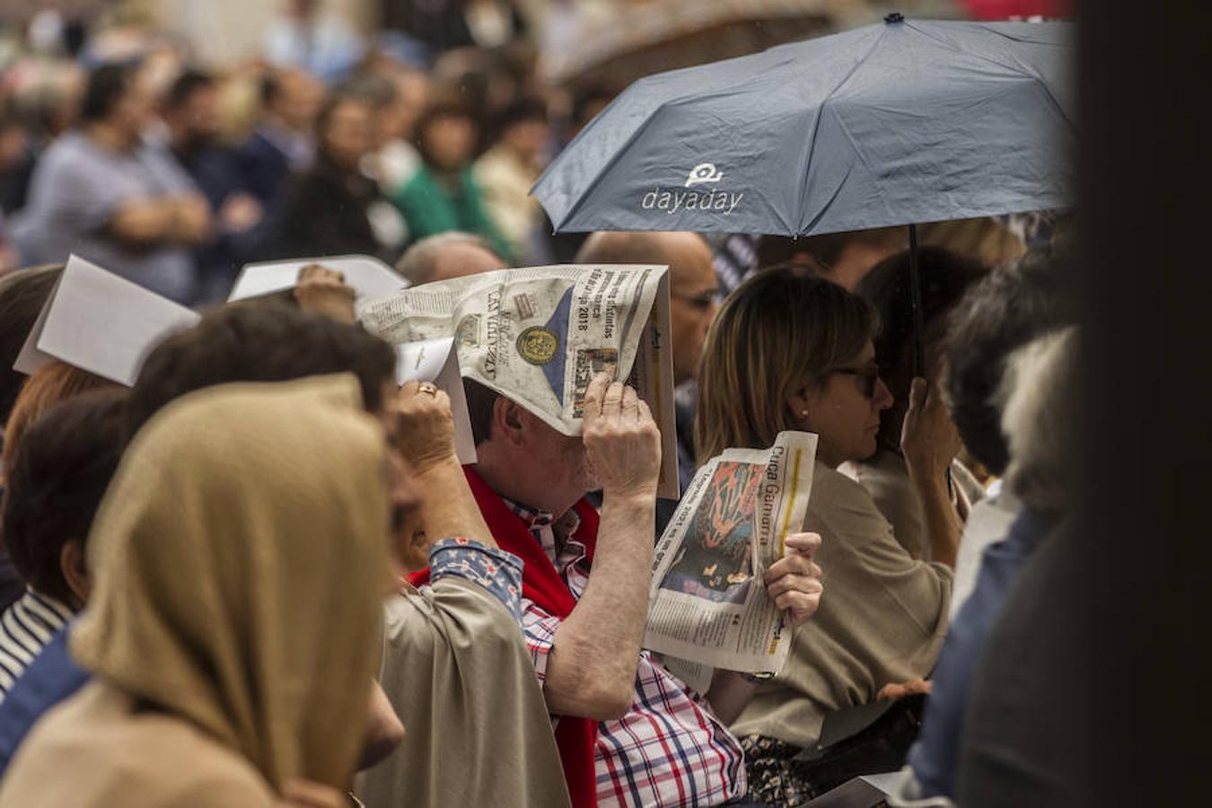 Algunos gestos y algunas anécdotas surgidas en torno a la celebración del Día de La Rioja que se ha celebrado en San Millán de la Cogolla donde la lluvia también ha querido ser protagonista.