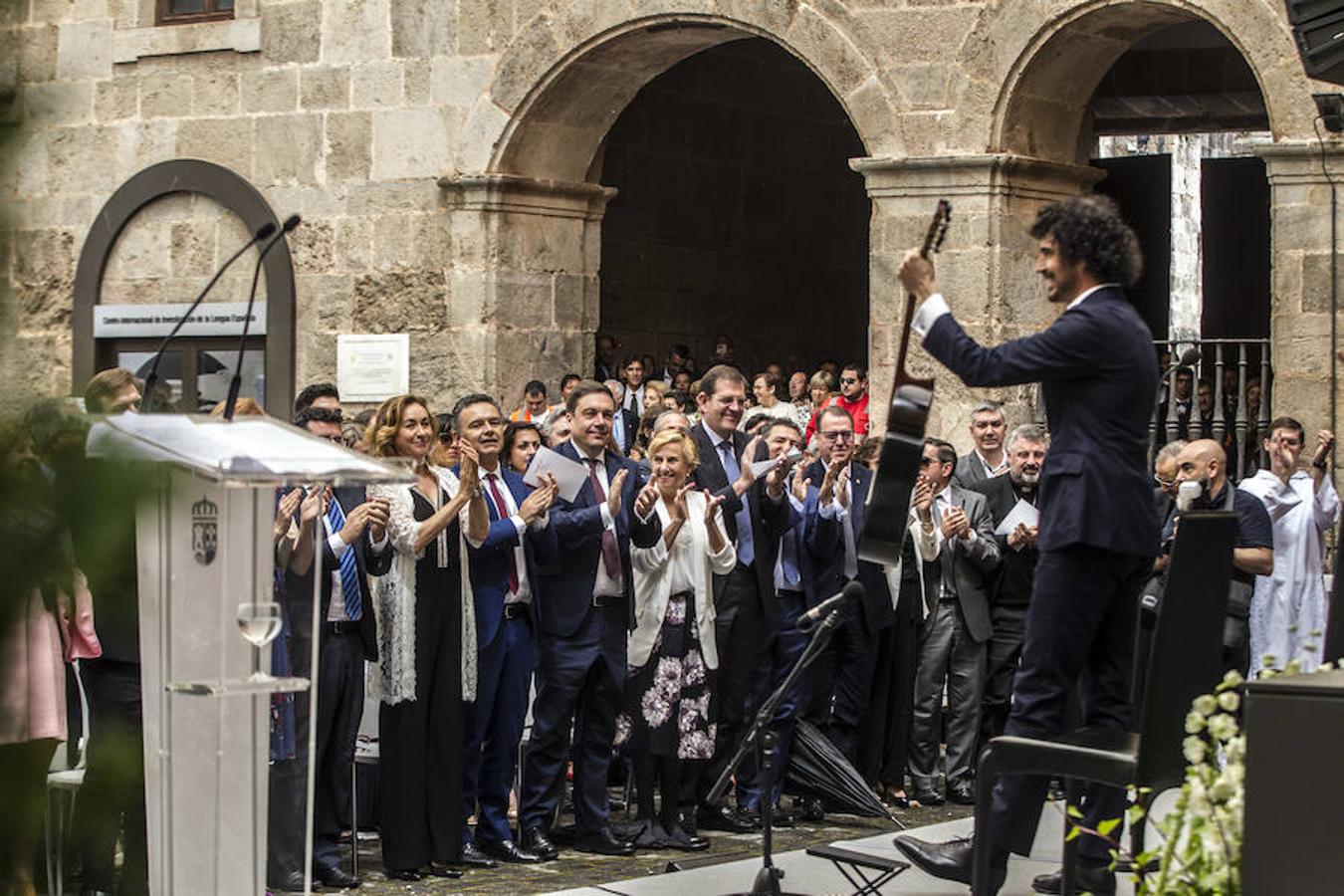 Algunos gestos y algunas anécdotas surgidas en torno a la celebración del Día de La Rioja que se ha celebrado en San Millán de la Cogolla donde la lluvia también ha querido ser protagonista.