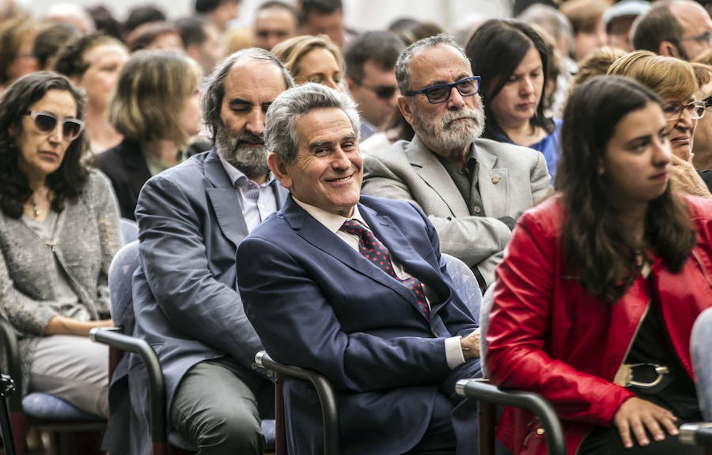 Algunos gestos y algunas anécdotas surgidas en torno a la celebración del Día de La Rioja que se ha celebrado en San Millán de la Cogolla donde la lluvia también ha querido ser protagonista.