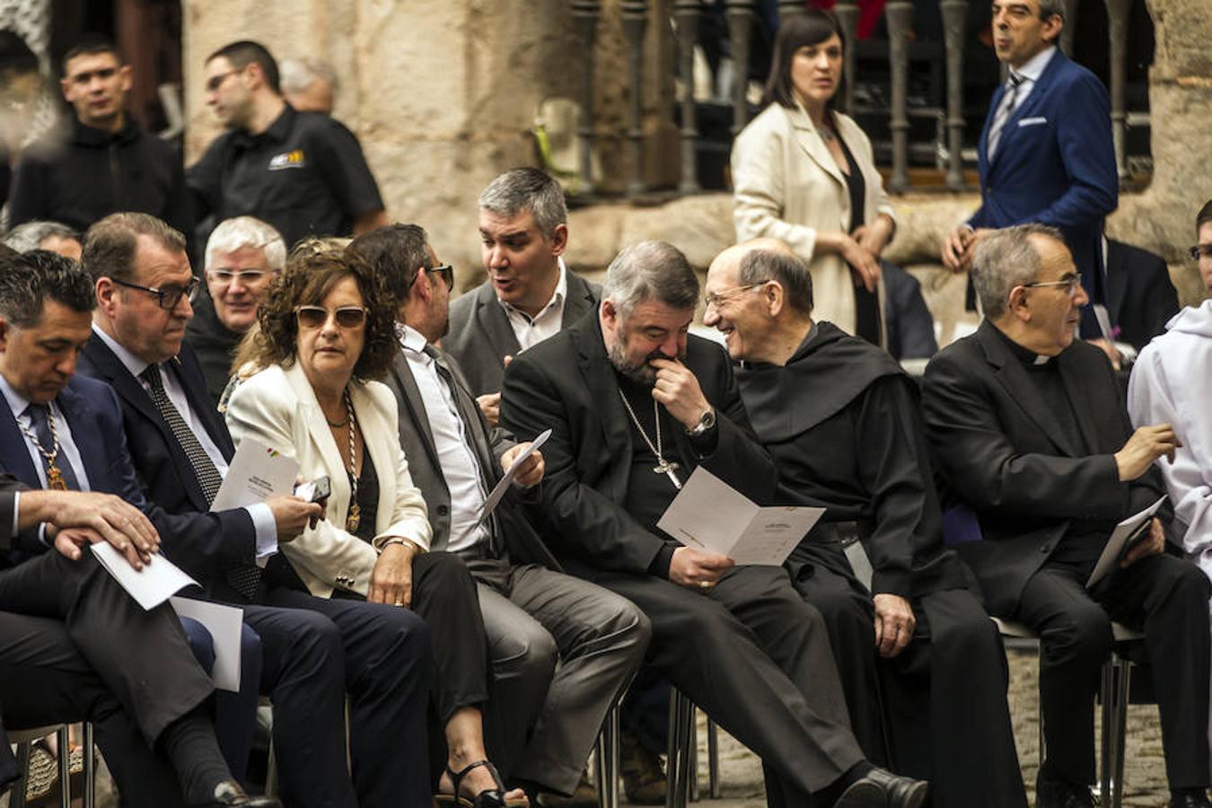 Algunos gestos y algunas anécdotas surgidas en torno a la celebración del Día de La Rioja que se ha celebrado en San Millán de la Cogolla donde la lluvia también ha querido ser protagonista.