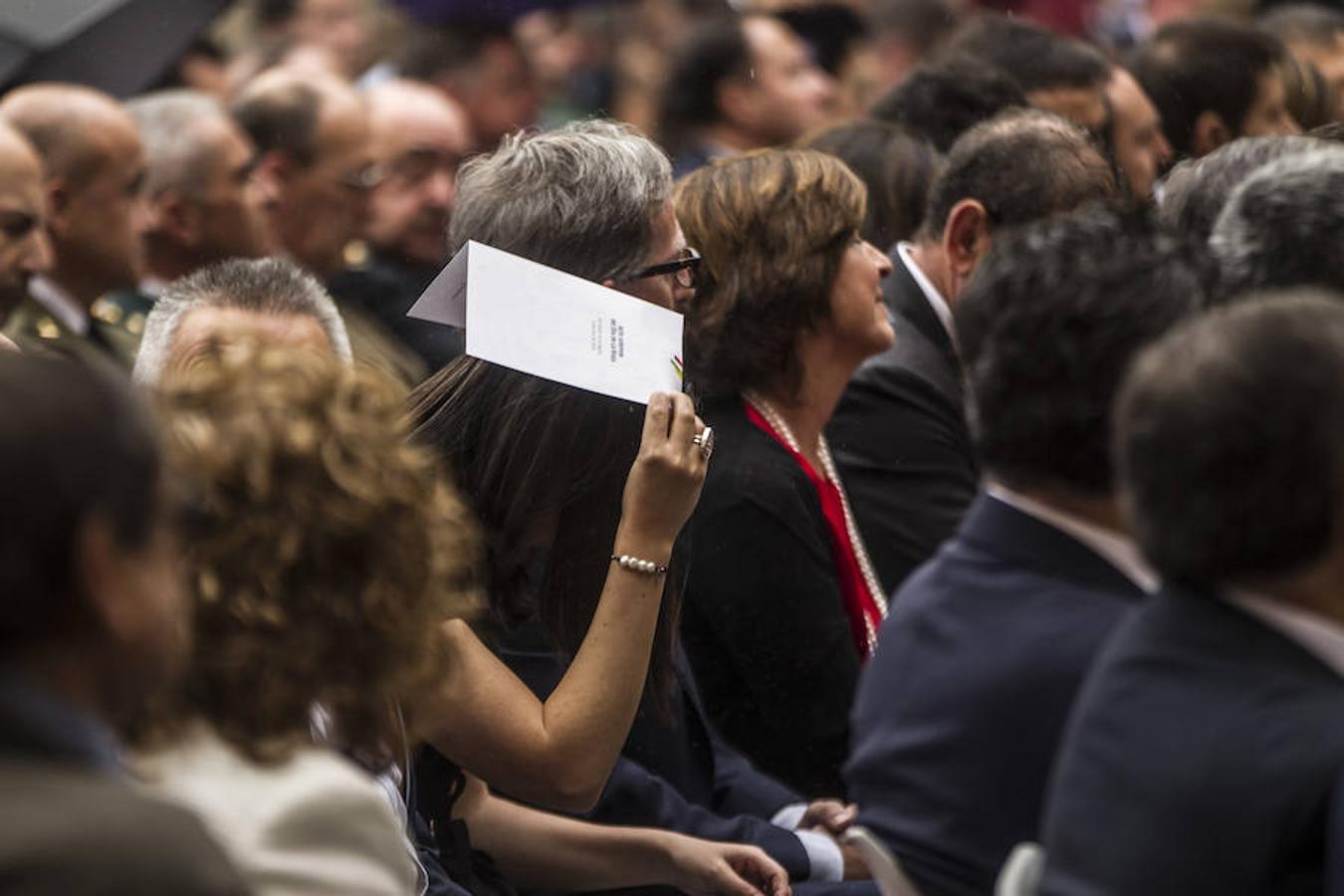 Algunos gestos y algunas anécdotas surgidas en torno a la celebración del Día de La Rioja que se ha celebrado en San Millán de la Cogolla donde la lluvia también ha querido ser protagonista.