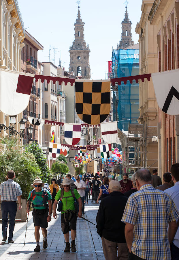 Una mañana acogedora que luego se ha torcido y nos ha hecho mirar al cielo entre el recelo y el ruego. Gran ambiente de fiesta por las calles históricas de Logroño.