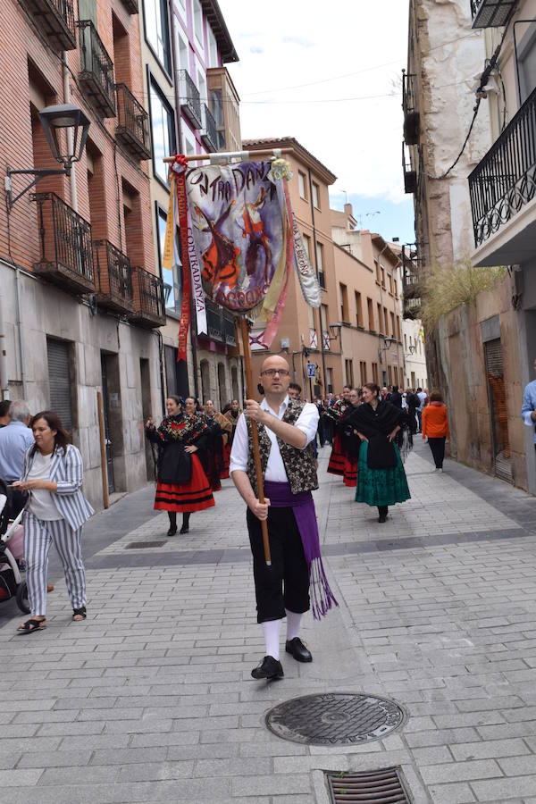 Traslado de la imagen de San Bernabé por parte de la Cofradía Logroñesa de San Bernabé junto con el grupo Contradanza en un paseo que ha unido las calles Rodríguez Paterna, Portales, La Merced, Plaza del Parlamento y las murallas de El Revellín.
