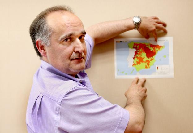 Ángel de Pablo García posa para Diario LA RIOJA con uno de los mapas que identifican las zonas con despoblamiento. :: 