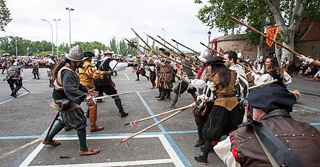 Lucha cuerpo a cuerpo entre los logroñeses, con espadas, y los franceses armados con picas.  :: díaz uriel