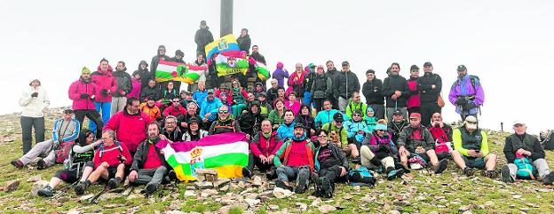 Fotografía de grupo de la cita montañera, aunque no están todos los que subieron. Muchos emprendieron pronto el descenso debido al intenso frío. :: albo
