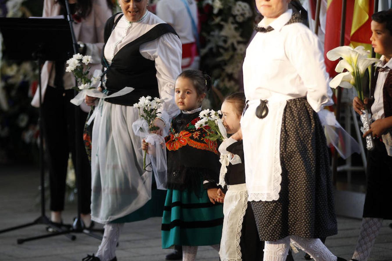 Honras a San Bernabé con entrega de flores y discruso de estímulo de la alcaldesa de Logroño a que los logroñeses vuelvan a revivir el espíritu solidario que hace casi 500 años nos llevó al triunfo sobre las tropas invasoras.