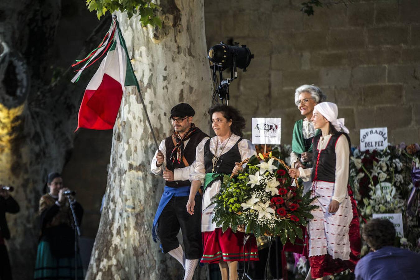Honras a San Bernabé con entrega de flores y discruso de estímulo de la alcaldesa de Logroño a que los logroñeses vuelvan a revivir el espíritu solidario que hace casi 500 años nos llevó al triunfo sobre las tropas invasoras.