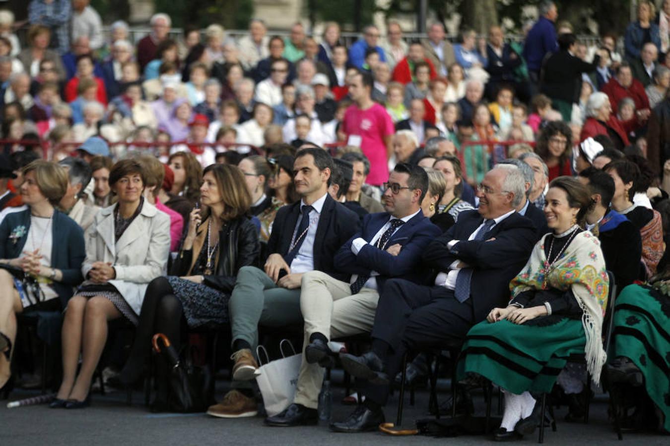 Honras a San Bernabé con entrega de flores y discruso de estímulo de la alcaldesa de Logroño a que los logroñeses vuelvan a revivir el espíritu solidario que hace casi 500 años nos llevó al triunfo sobre las tropas invasoras.