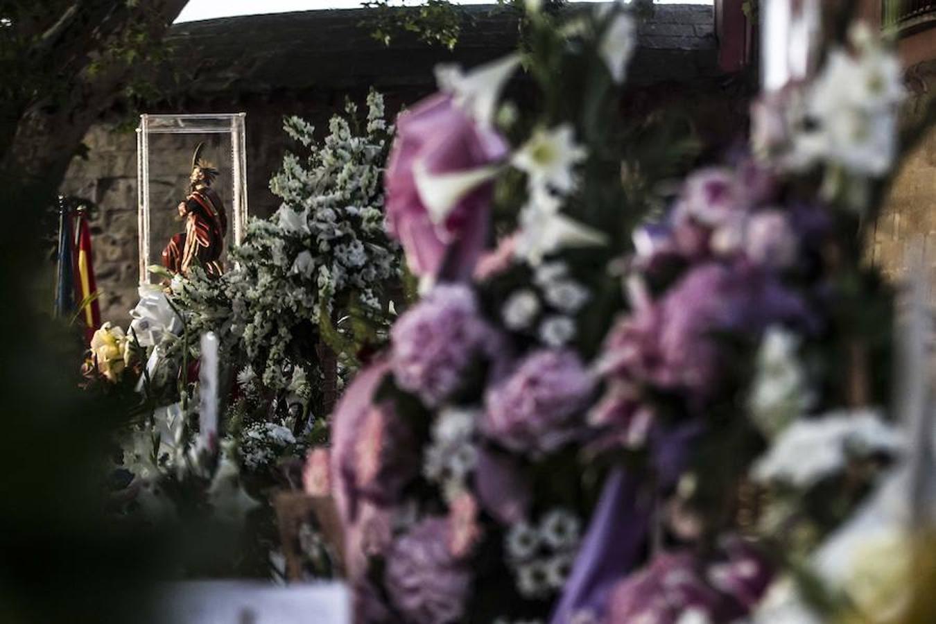 Honras a San Bernabé con entrega de flores y discruso de estímulo de la alcaldesa de Logroño a que los logroñeses vuelvan a revivir el espíritu solidario que hace casi 500 años nos llevó al triunfo sobre las tropas invasoras.