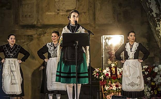 La alcaldesa de Logroño se dirige a los vecinos. 