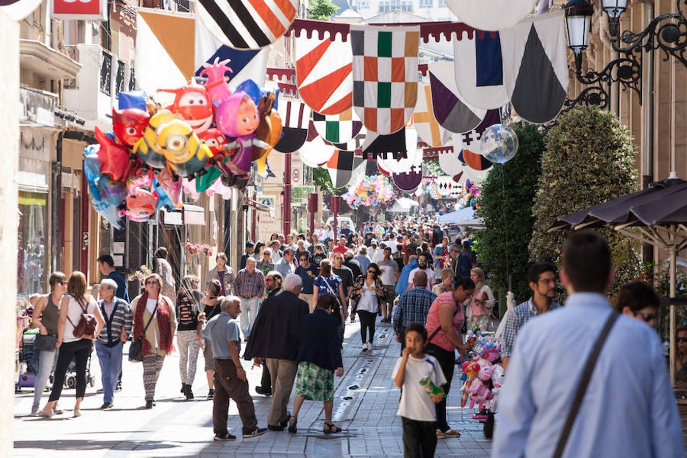 Una mañana acogedora que luego se ha torcido y nos ha hecho mirar al cielo entre el recelo y el ruego. Gran ambiente de fiesta por las calles históricas de Logroño.