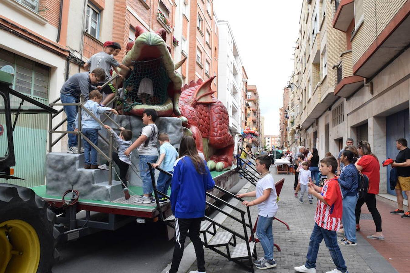 Fiesta solidaria con hinchables y dragón tragantúa celebrada en la calle Beratúa organizada por la Peña la Simpatía y la Federación de Peñas de Logroño.