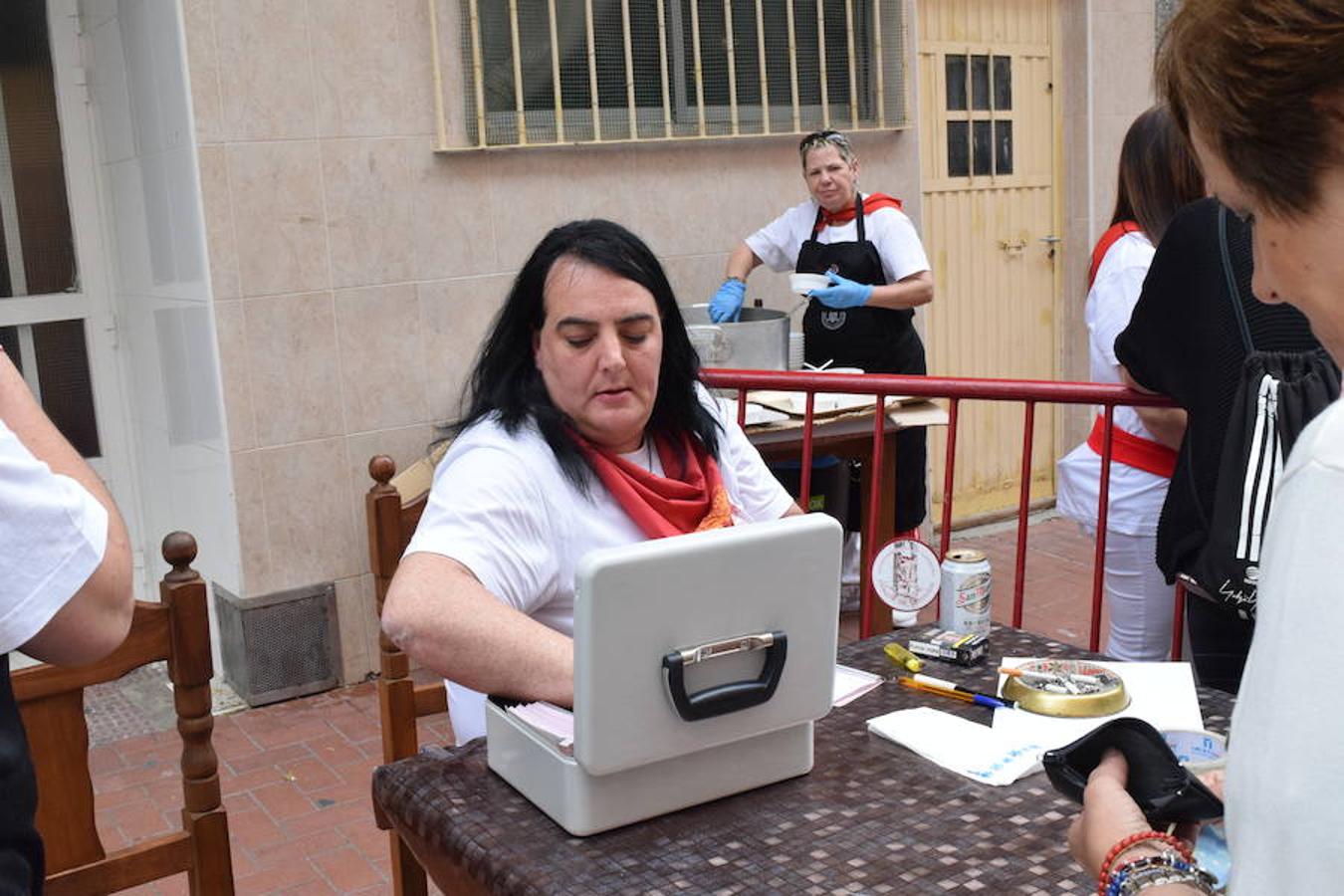 Fiesta solidaria con hinchables y dragón tragantúa celebrada en la calle Beratúa organizada por la Peña la Simpatía y la Federación de Peñas de Logroño.