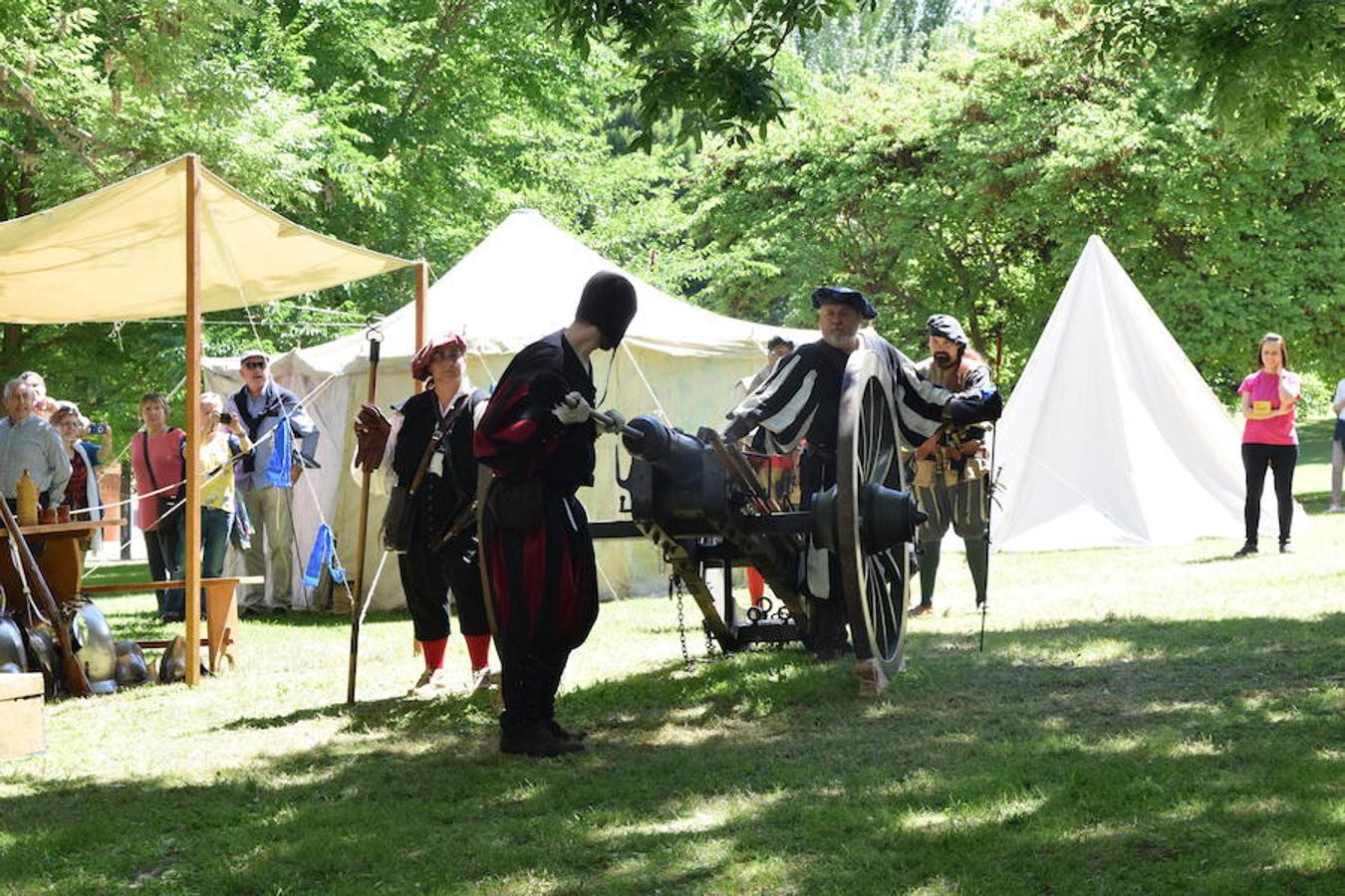 Cañones de otros tiempos y el mismo estruendo. Pólvora, plomo y lumbre para preparar buenas andanadas. Alrededor del Ebro los arcabuceros también hacían resonar sus armas en una recreación militar de época con la evocación de la vida castrense de 1521 con los soldados vestidos al uso.